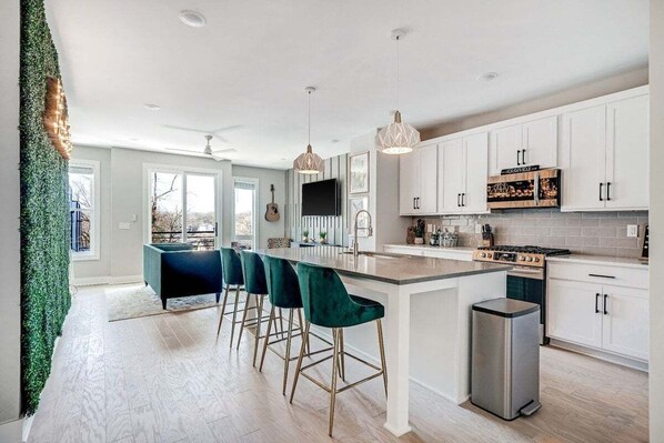 Microwave, stovetop, dishwasher, coffee/tea maker