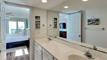 3 عدّة غرف نوم ومكواة/لوح كي وخدمة الإنترنت وملاءات أسرّة