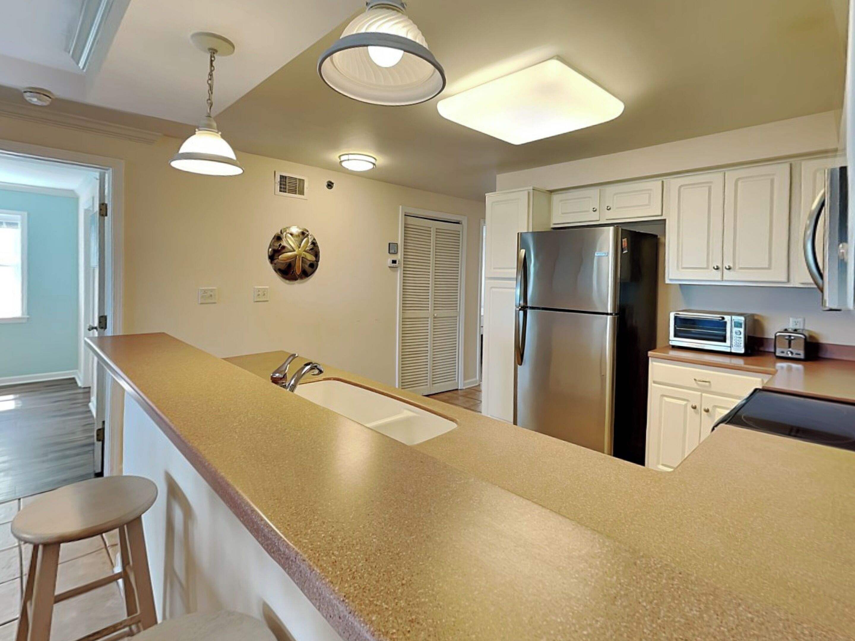 Jääkaappi, mikroaaltouuni, uuni, liesi