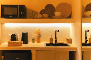 Familie-studiolejlighed | Privat køkken | Køleskab, mikrobølgeovn, køkkentøj/tallerkener/redskaber