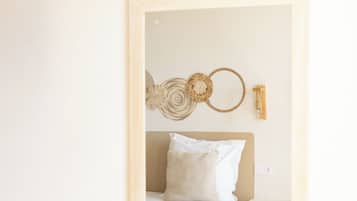 Un dormitorio con cama, mesita de noche y decoración en la pared.