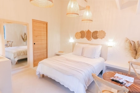 Premium bedding, iron/ironing board, free rollaway beds, free WiFi. Auberge Tao