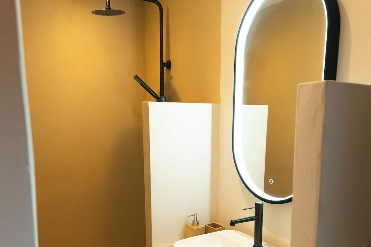 Luxury Studio | Bathroom