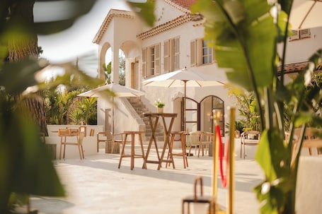 Exterior. Auberge Tao