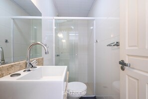 Basic Apartment | Bathroom | Shower - Apartments 100m From the Beach in BC - ERM (Balneário Camboriú)