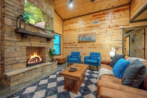 Signatur-hytte - 2 soveværelser - privat pool | Stue | 50-tommers smart-tv med digitale kanaler, pejs