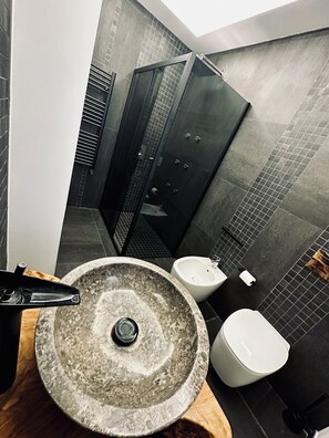 Shower, jetted bath, hair dryer, bidet - Villa NEONERO Suite in charming, Jacuzzi, luxury living & Etna view Nicolosi (Nicolosi)