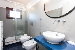 Apartment | Badezimmer | Dusche, Regendusche, kostenlose Toilettenartikel, Handtücher