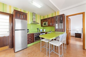 Fridge, microwave, oven, coffee/tea maker