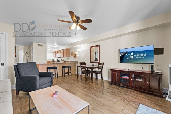 Living area - 2 bedroom 1.5 bathroom in the heart of Biloxi, MS. (Biloxi)