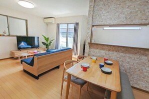 Living area - Osaka Insanity (Osaka)