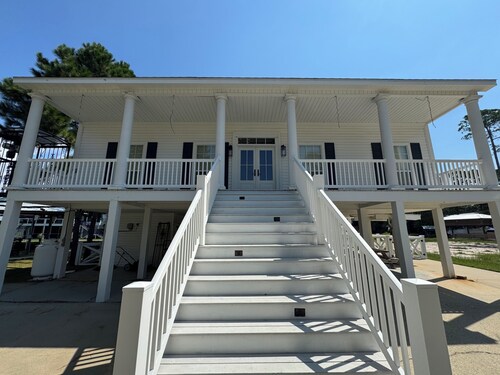 Beautiful Waterfront House with Pool sleeps 11