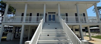 Beautiful Waterfront House with Pool sleeps 11