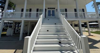 Beautiful Waterfront House with Pool sleeps 11