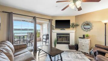 Condo, varias camas, balcón (Lake Harbour~on TRL) | Área de sala de estar