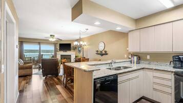 Condo, varias camas, balcón (Lake Harbour~on TRL) | Cocina privada