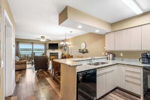 Condo, varias camas, balcón (Lake Harbour~on TRL) | Cocina privada