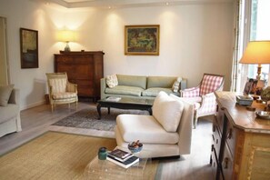 Unclassified image, 2 of 19, button - Bright apartment near Jardin du Luxembourg (Paris)