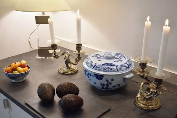 A table with a bowl of fruit, a decorative bowl, and two candles on a table. - Bright apartment near Jardin du Luxembourg (Paris)