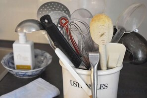 Ein Küchenutensilienhalter mit verschiedenen Werkzeugen.