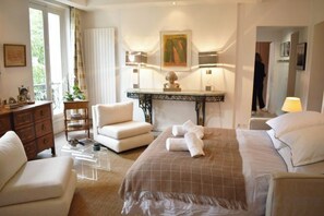 Unclassified image, 4 of 19, button - Bright apartment near Jardin du Luxembourg (Paris)