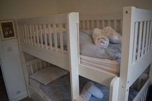 A bunk bed with two levels, each with a pillow and a blanket. - Bright apartment near Jardin du Luxembourg (Paris)