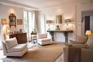 Unclassified image, 5 of 19, button - Bright apartment near Jardin du Luxembourg (Paris)