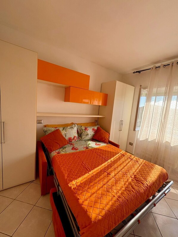 1 slaapkamer, een strijkplank/strijkijzer, wifi, beddengoed