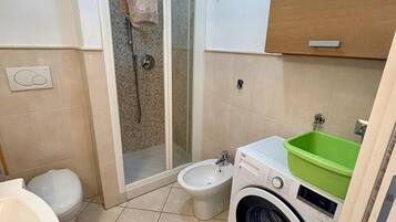 Douche, sĂšche-cheveux, bidet, serviettes fournies