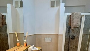 シャワー、ヘアドライヤー、ビデ、タオル
