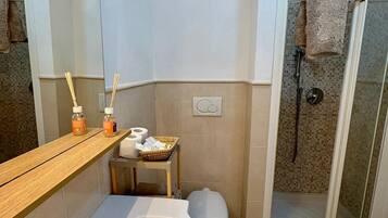 Ducha, secador de pelo, bidé y toallas