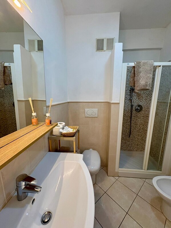 Douche, sèche-cheveux, bidet, serviettes fournies