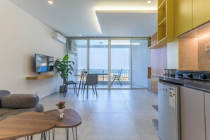 Studio, 1 Double Bed, Balcony, Sea View | In-room dining
