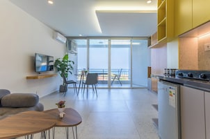Studio, 1 Double Bed, Balcony, Sea View | In-room dining