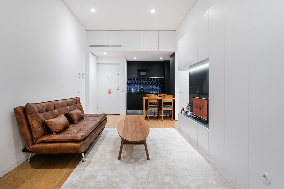 Departamento (Two-Bedroom Apartment) | Área de sala de estar | Televisión de pantalla plana de 32 pulgadas con canales digitales