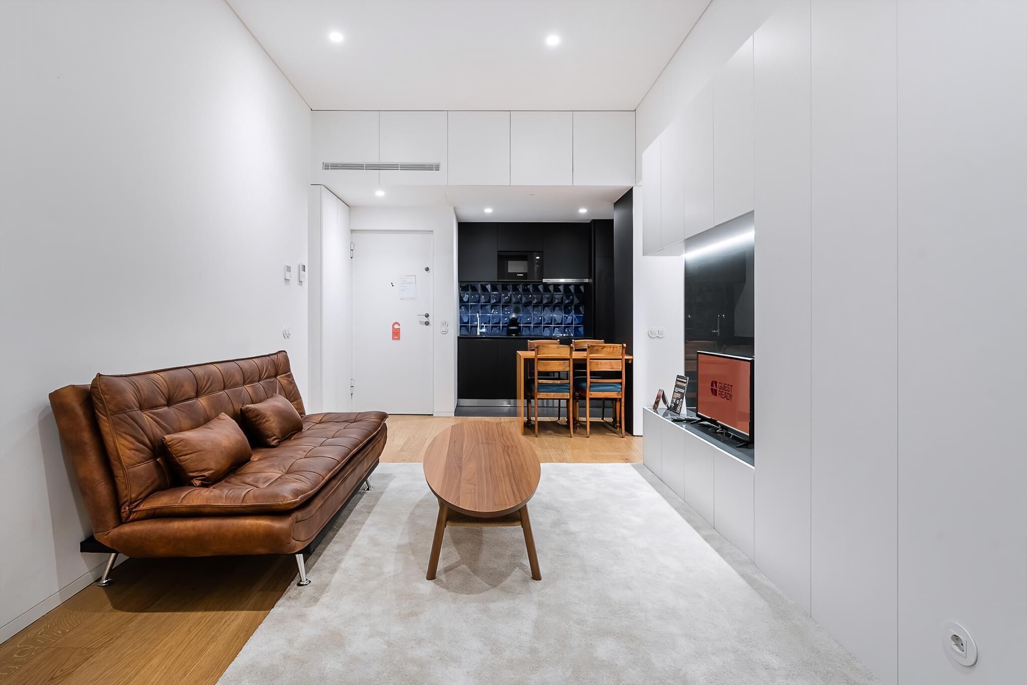 Appartement (Two-Bedroom Apartment) | Coin séjour | Télévision à écran plat de 32 pouces avec chaînes numériques