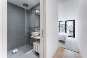 Apartment (Three-Bedroom Apartment with Balcony) | Bathroom | Shower, hair dryer, towels, soap - Guestready - Casas de Mompilher (Porto)