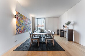 公寓 (Three-Bedroom Apartment with Balcony)