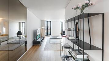 Apartment (Three-Bedroom Apartment with Balcony)