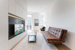 Apartamento (One-Bedroom Apartment) | Área de estar | TV de tela plana 32 polegadas com canais digitais