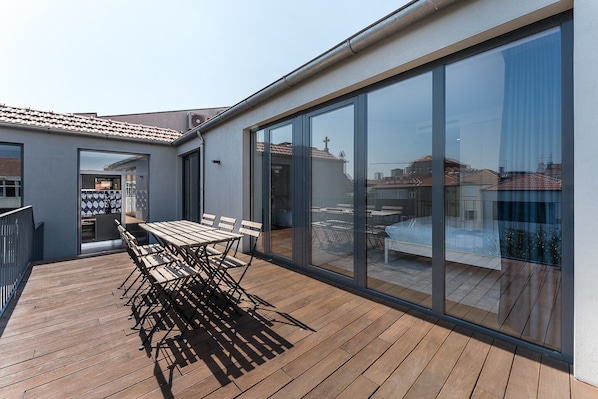 Apartment (Three-Bedroom Apartment with Balcony)