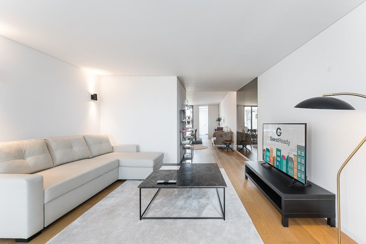 Departamento (Three-Bedroom Apartment with Balcony) | Área de sala de estar | Televisión de pantalla plana de 32 pulgadas con canales digitales
