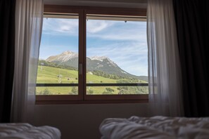 Laptop workspace, free WiFi, bed sheets - AVES Apartments Savognin (Savognin)