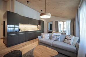 32-inch flat-screen TV with digital channels - AVES Apartments Savognin (Savognin)