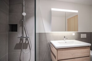 Shower, rainfall showerhead, hair dryer - AVES Apartments Savognin (Savognin)