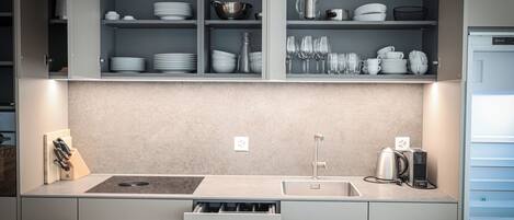 Een koelkast, een espressoapparaat, een waterkoker, een broodrooster