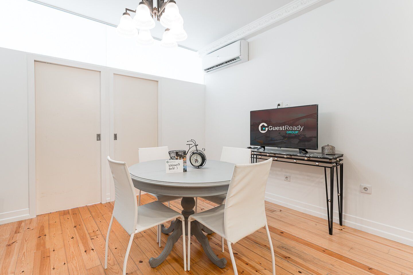 アパートメント (Two-Bedroom Apartment) | 会議室