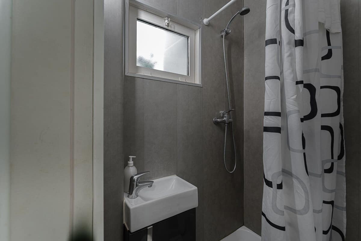 公寓 (One-Bedroom Apartment)