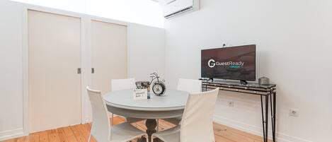 Apartamento (Two-Bedroom Apartment) | Sala de reunião