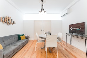 Apartment (Two-Bedroom Apartment) | Living area | 32-inch flat-screen TV with digital channels - Guestready - Gold Leaf (Porto)